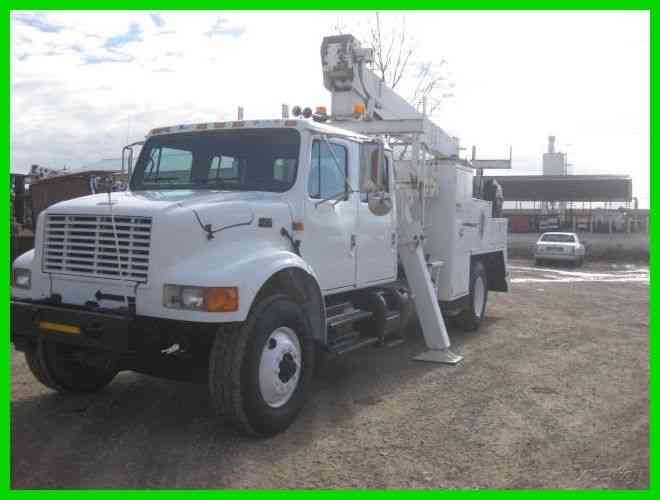 INTERNATIONAL 4900 DT466 8 SPEED LO, LO-LO WITH NATIONAL 337B CRANE (1995)