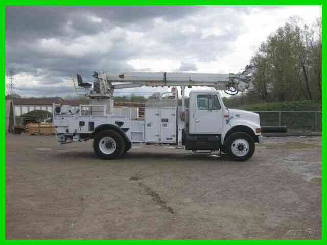 INTERNATIONAL 4900 7 SPEED WITH ALTEC D845AB DERRICK WITH UPPER CONTROLS FOR PIN ON BUCKET (1999)