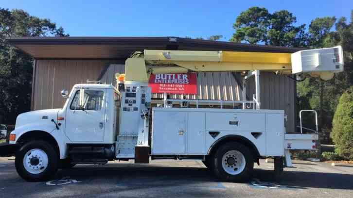 International 4700 Digger Derrick Altec Model D945BB (2001)