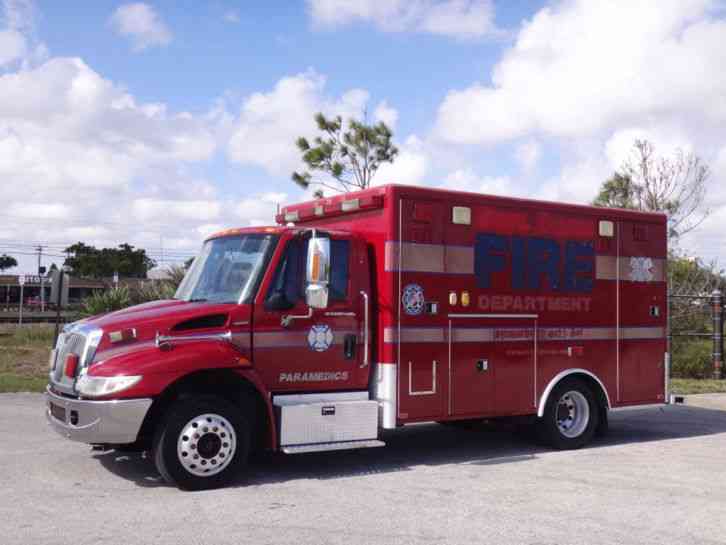 International 4300 Ambulance (2002)