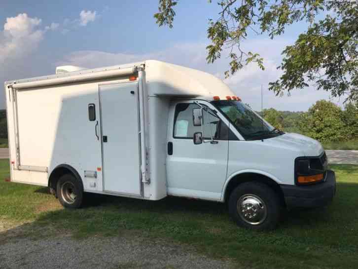 Chevrolet 3500 Express Box Van (2004)