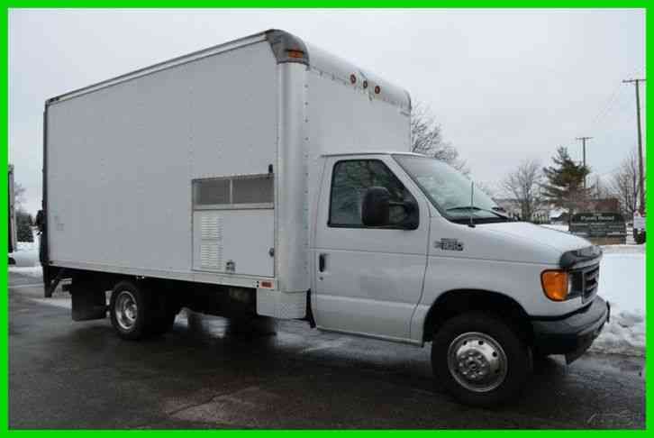 Ford E-350 14 ft box truck with lift (2004)