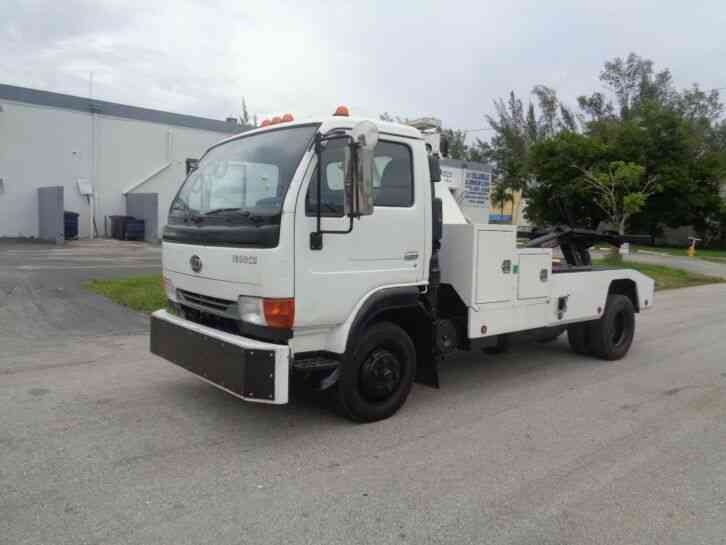 UD UD 1800 WRECKER TOW TRUCK (2004)