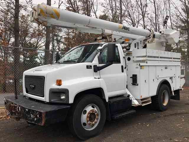 CHEVY C7500 BUCKET TRUCK (2005)