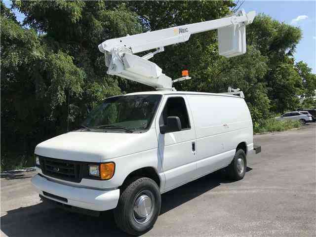 Ford E350 Altec Bucket Truck -- (2005)