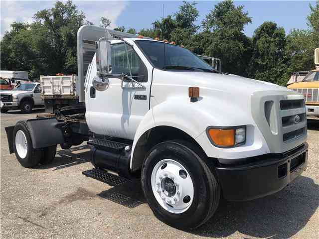 Ford Super Duty F-750 Straight Frame XL (2005)