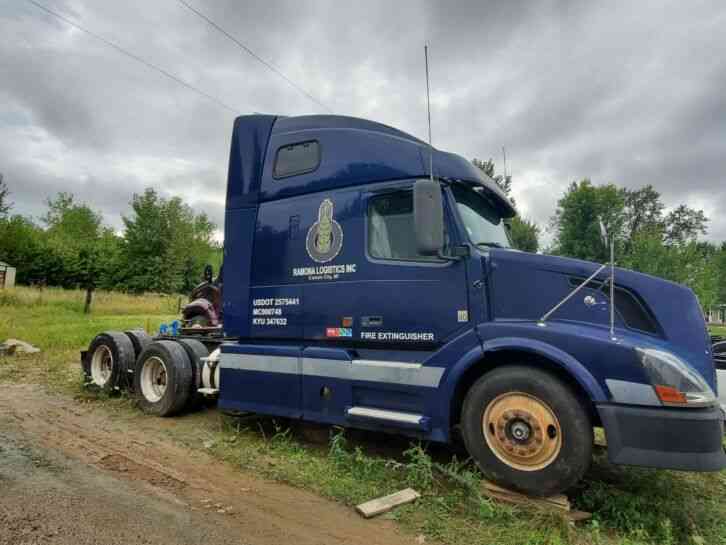 Volvo Semi-Truck Tractor (2005)