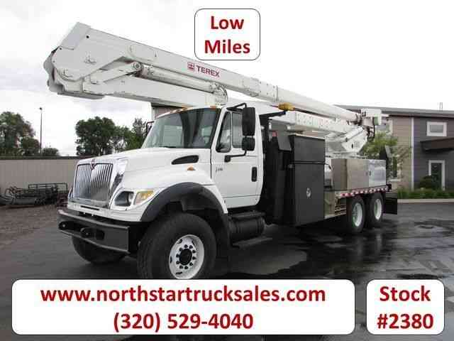 International 7600 Utility Bucket Truck -- (2006)