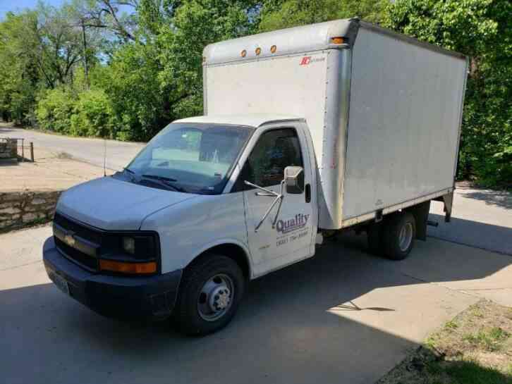 Chevrolet 12' Box Truck with Liftgate (2007)