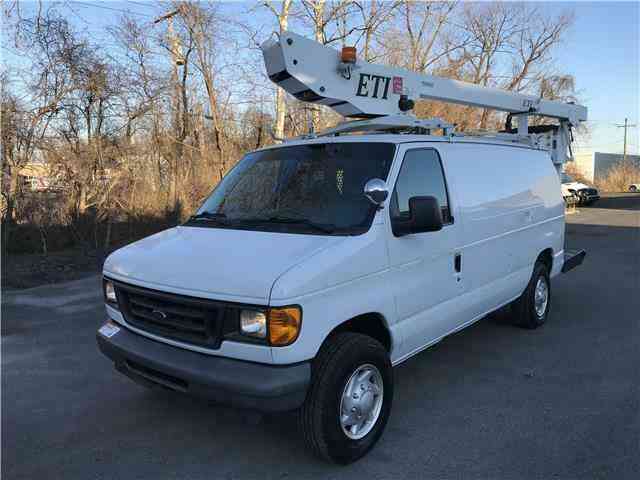Ford E-350 Altec Bucket Commercial (2007)