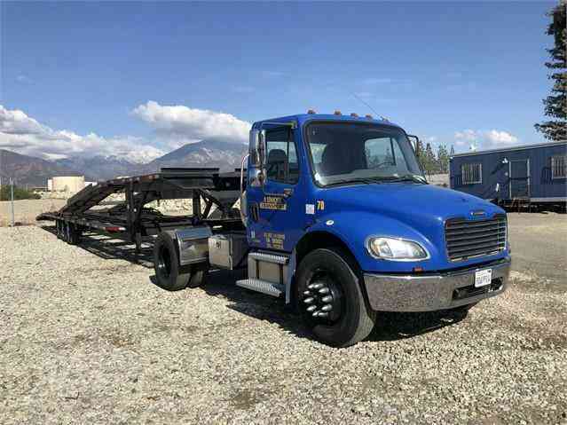 Freightliner BUSINESS CLASS M2 106 4 CAR CARRIER /85, 000 mi (2007)
