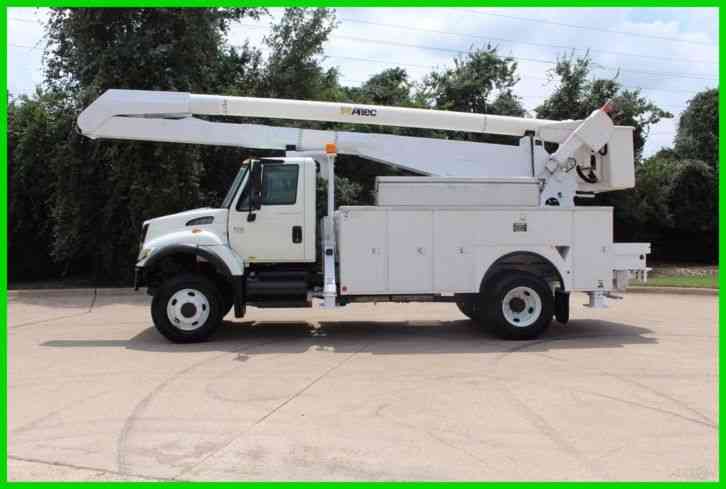 International 7400 bucket truck (2007)