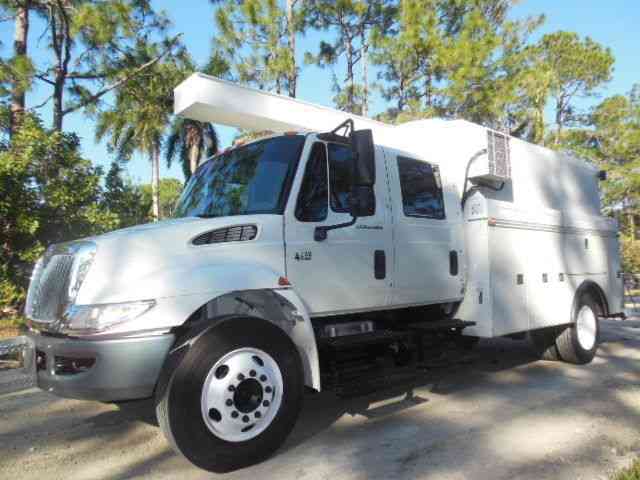 International Crew Cab 4200 12Ft. Enclosed Utilty Body (2007)