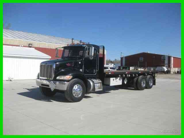 PETERBILT 335 C7 CAT 10 SPEED TANDEM AXLE WITH 24' FLATBED SET UP FOR MOFFITT FORKLIFT (2007)