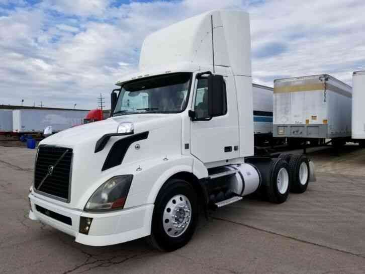 Volvo Day Cab 387K Miles 10 speed VNL64 One Owner New Tires Like New Condition (2008)