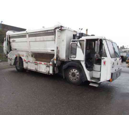 Crane Carrier Recycling Truck with Labrie Top Select Body (2009)