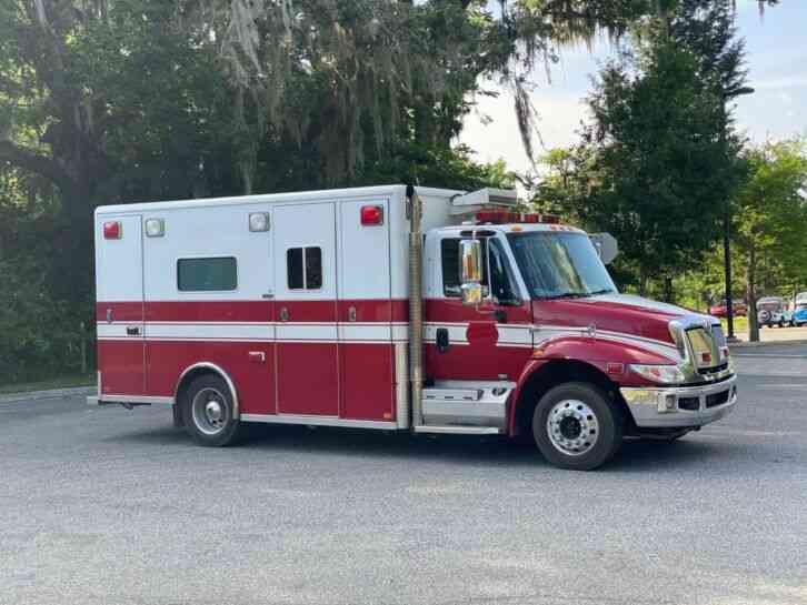 International 4300 Ambulance (2009)