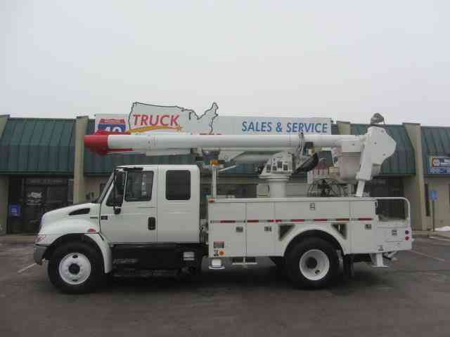 International 4300 Extended Cab -- (2009)