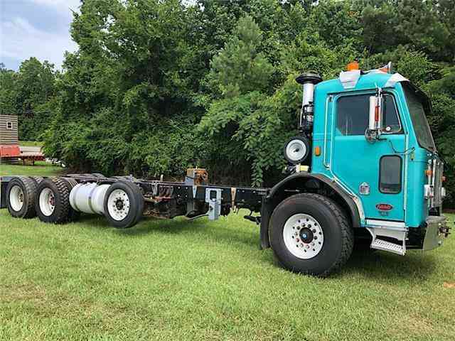 Peterbilt 320 CABOVER -- (2009)