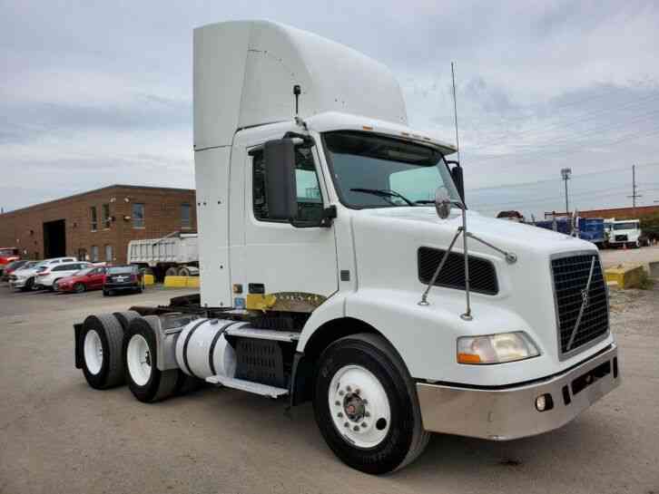 Volvo Day Cab 550K Miles 12 speed Automatic VNL64 One Owner Great Runner Delivery Available (2009)