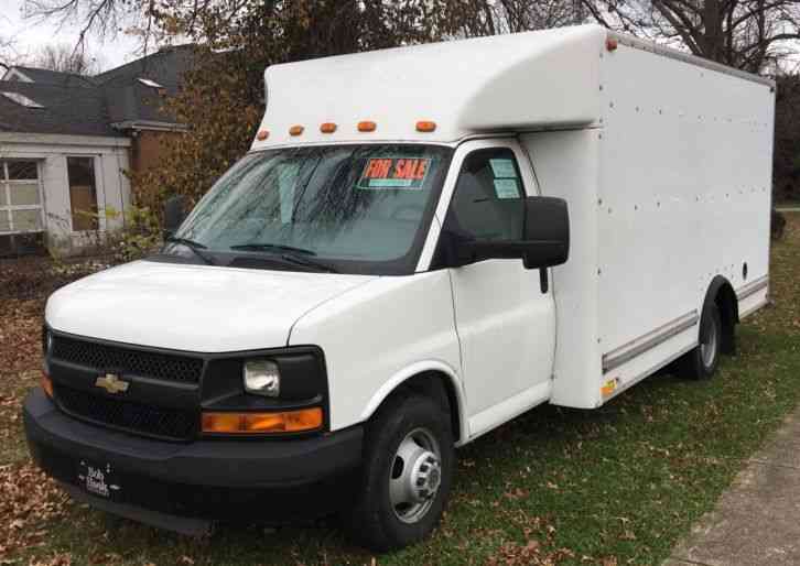 Chevrolet 3500 Express - FedEx package (2010)