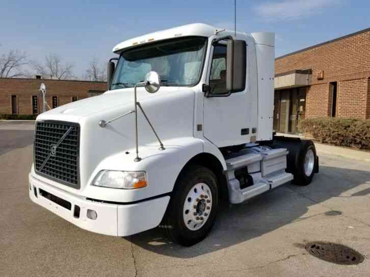 Volvo VNL Day Cab Single Axle D13 425HP Automatic Ishift Super Clean (2010)