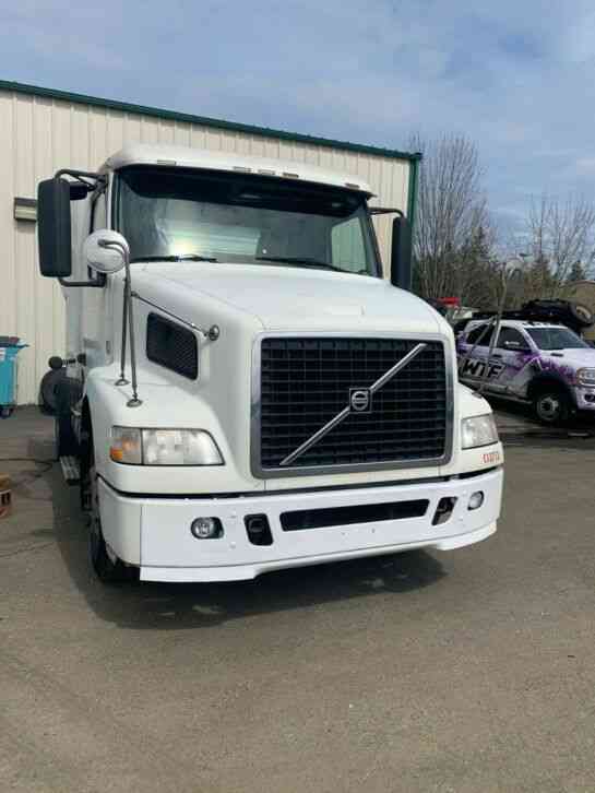 Volvo VNL One Owner Great Runner Delivery Available (2010)