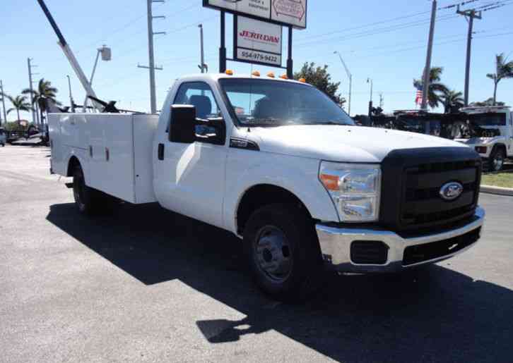 Ford F350 4X2 V8 GAS. . 12FT UTILITY TRUCK BED. . (2011)