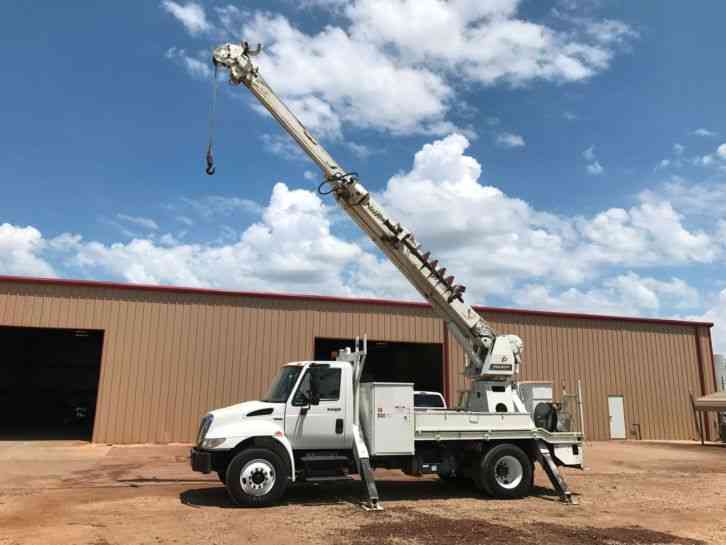 International 4300 DIGGER DERRICK (2011)