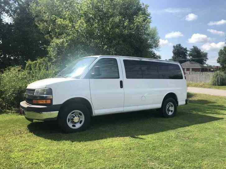 Chevrolet Express White (2012)