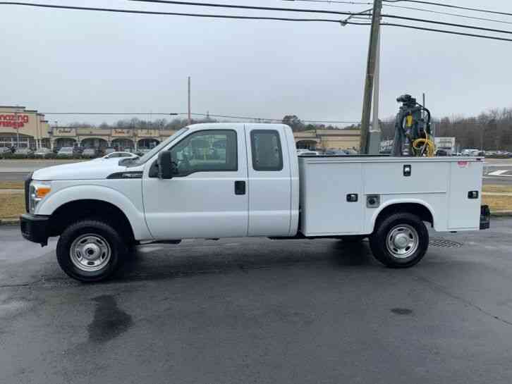 Ford 4X4 UTILITY SERVICE WITH A 2000LB CRANE (2012)