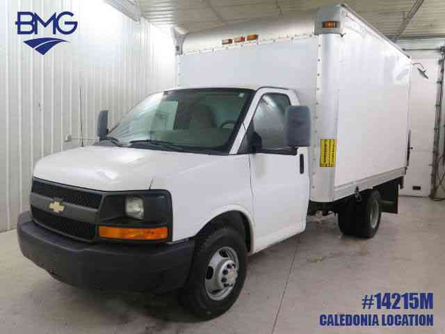 Chevrolet G3500 Cab Chassis Box Truck Cutaway White (2012)