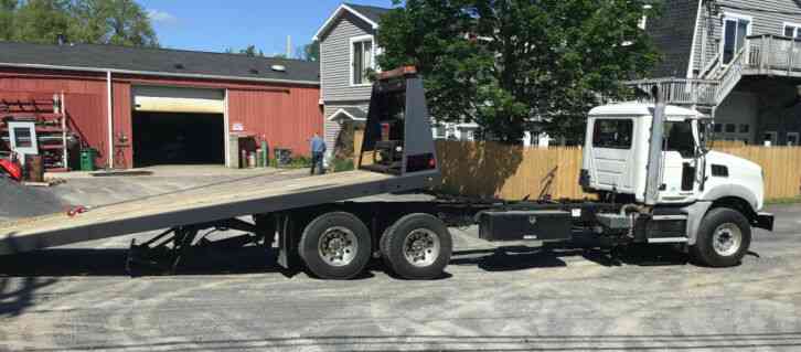 Mack 28FT 15 TON ROLLBACK INDUSTRIAL JERRDAN. . (2013)