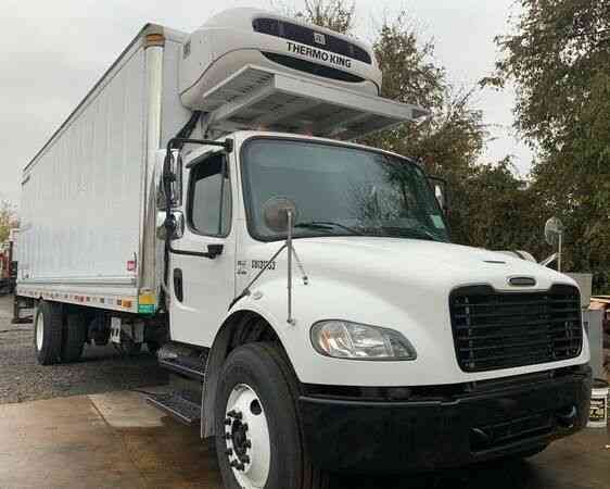 Freightliner M2 106 BOX TRUCK 26' WITH LIFT RAMP (2014)