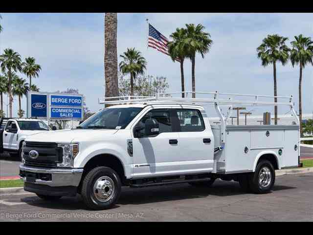 Ford F-350 4WD Crew Royal (2018)
