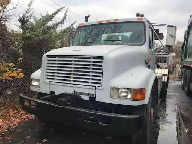 INTERNATIONAL 4900 SERIES (2002)