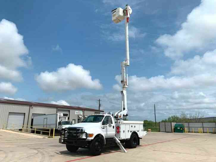 Ford F650 BUCKET TRUCK W/ MATERIAL HANDLER (2010)