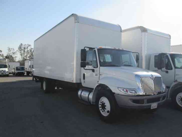 International 4300 26FT box truck high cube AIR BRAKES, 26, 000# gvwr UNDER CDL   (2012)