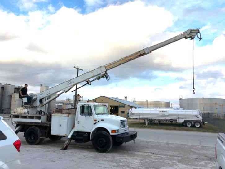 International 4300 DIGGER DERRICK (2001)