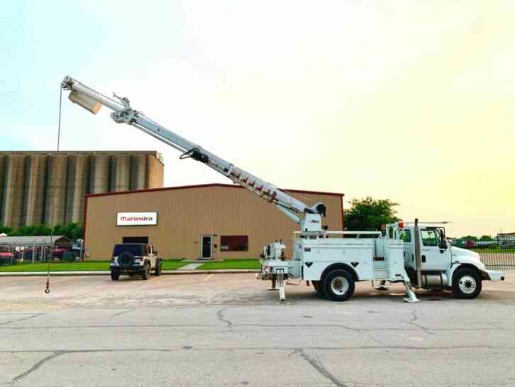 International 4300 DIGGER DERRICK BUCKET TRUCK (2010)