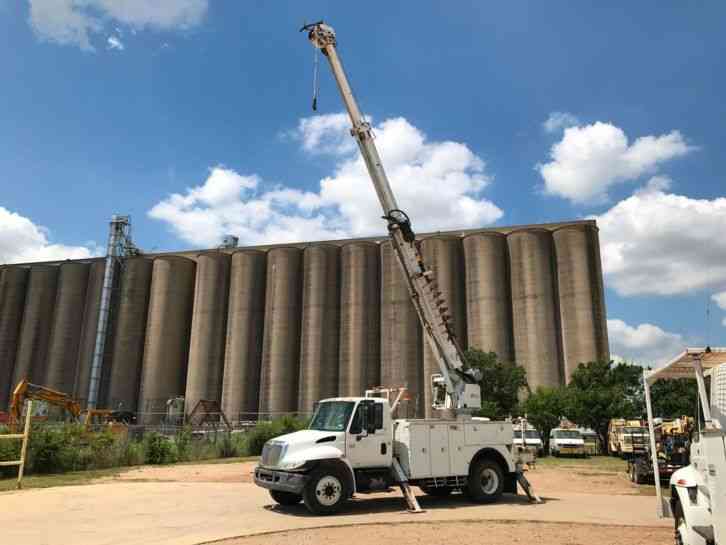 International 4300 DIGGER DERRICK (2006)