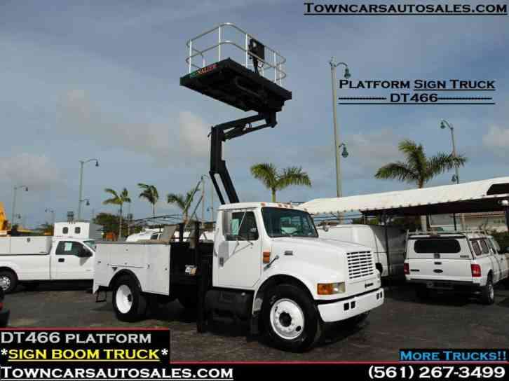 International 4700 Platform signal boom truck Bucket Boom Truck (1999)