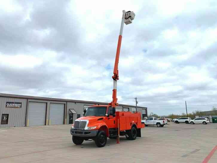 International DURASTAR BUCKET TRUCK (2010)