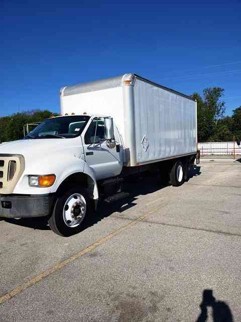 Ford Box Truck 27k miles Diesel Automatic lift gate boxtruck (2005)