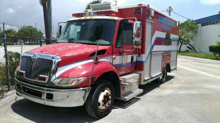 International 4300 Ambulance (2005)