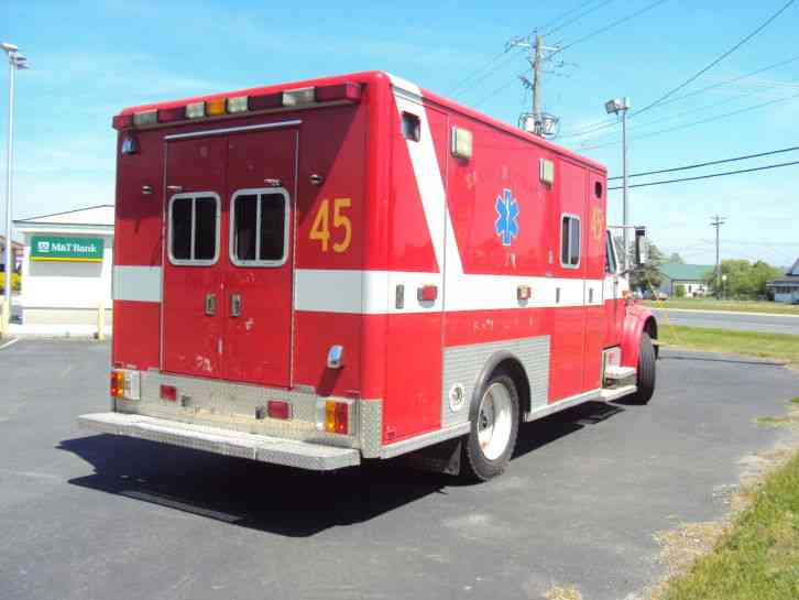 Navistar by International 4700 4700 DT 466 Horton Body Ambulance (2000)