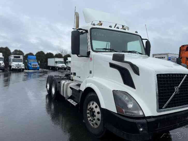Penske Used Trucks - unit # 683201 - 2014 Volvo VNL64T300