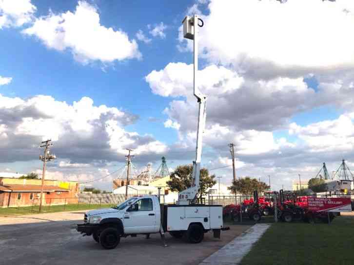 Sterling BULLET 5500 4X4 BUCKET TRUCK (2008)