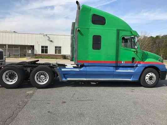 FREIGHTLINER FCL12064ST (2005)