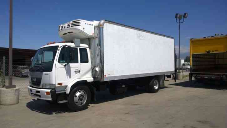 UD Nissan 2600 24ft Reefer / Freezer Box Truck CARB OK 26, 000# GVWR under CDL (2008)